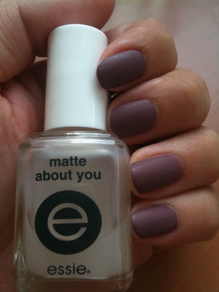 Vernis violet avec top coat Essie matifiant Matte About You