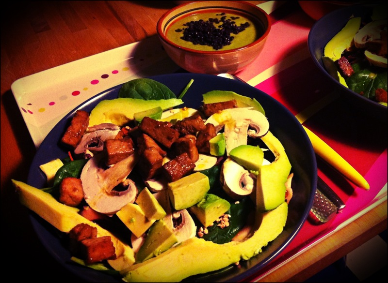 Salade de tofu mariné (avec petite soupe de brocolis aux lentilles beluga en entrée). 