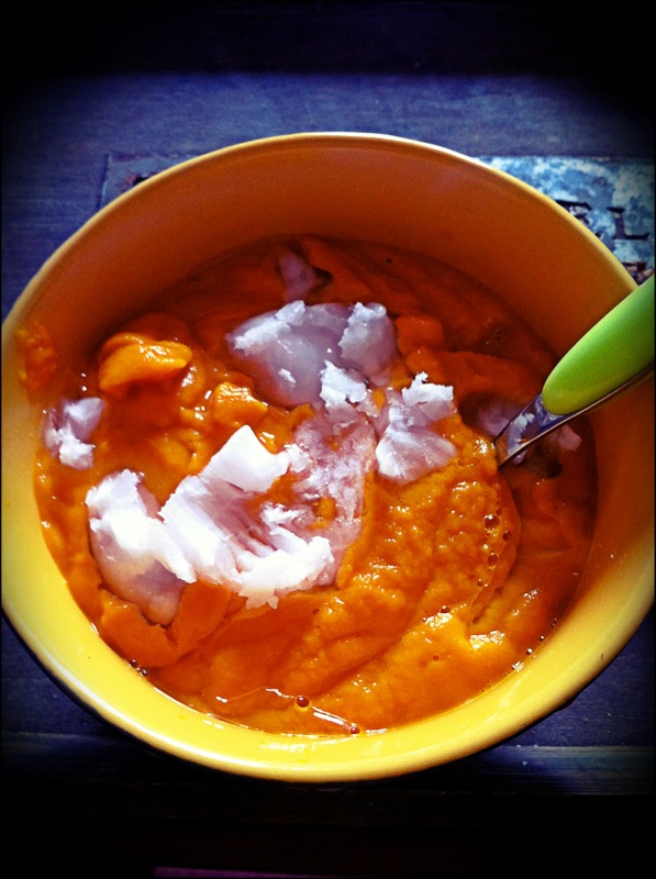(depuis que j'ai découvert le truc de mettre une cuillère d'huile de coco dans la purée de carottes encore chaude, je ne m'en lasse pas). 